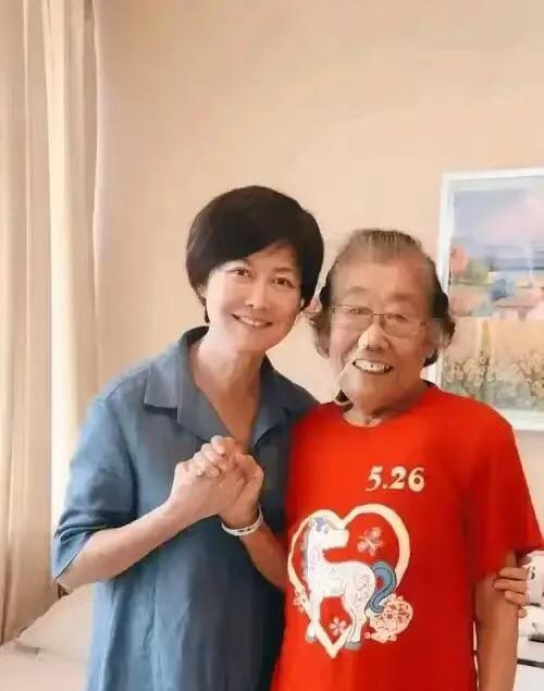 主持人敬一丹的父母，都是高寿老人，父亲敬毓嵩95岁去世，母亲韩殿云90岁去世。