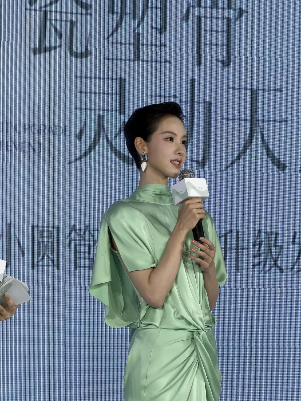 陈都灵很适合这个造型确实很优雅，仪态也很好好慈悲，有观音像超级紧致的皮肤