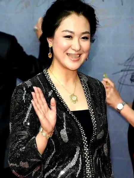 孙红雷当场脸黑！《潜伏》拍吻戏时，沈傲君嫌情感没到极致，自掏200块要求