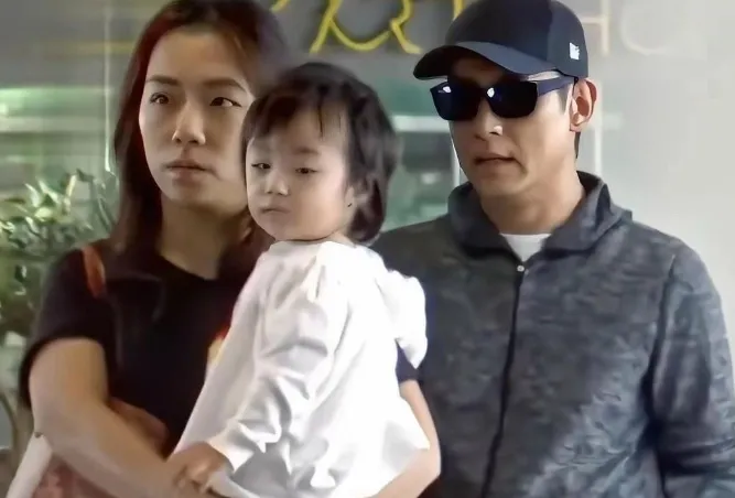 黎明两段婚姻看透婚姻真相，颜值从来不是幸福的标准答案黎明现任妻子陈泳仪，单看长相和气质，确实比不上前