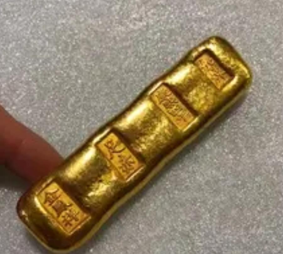 1980年，山西杨大爷拿着2根金条来到银行，说想把金子换成钱！银行柜台里的小