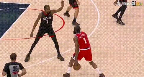 29+4+6！哈登3节发力联手小卡打崩火箭。上半场10中4拿11分，突破杜兰特