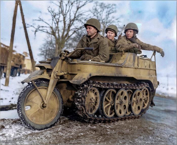 ‌二战期间，美军士兵正搭载刚缴获来的德军Sd.Kfz.2半履带军用摩托车行进中！