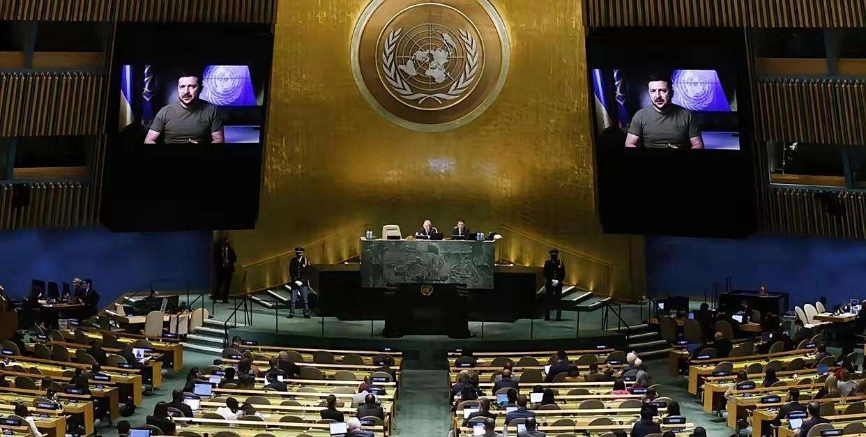 泽连斯基在联合国大会上讲了，要去袭击莫斯科，要那里的领导人钻防空洞，声称这样可以