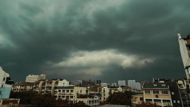 简析：1.词性对仗：上联“风风雨雨（叠词名词）搭配风雨（并列名词），以‘常伴