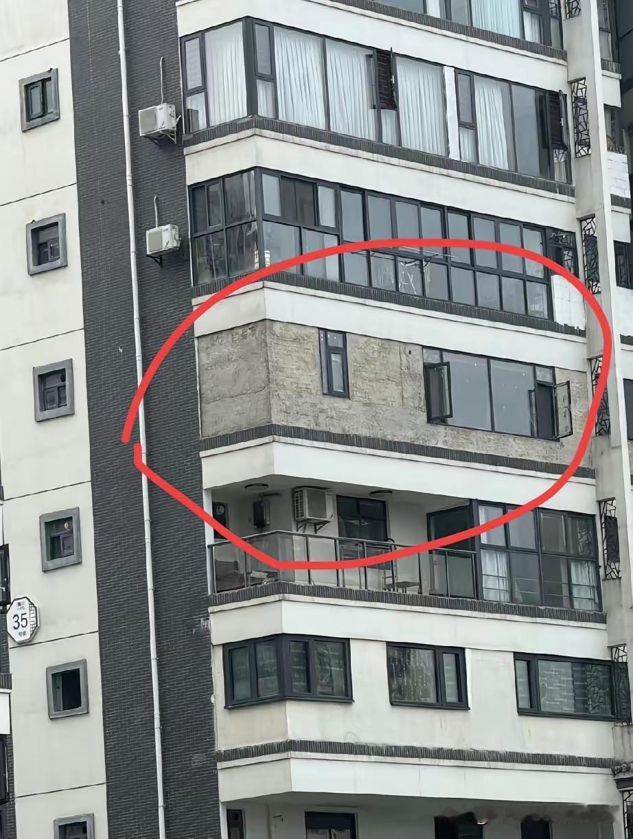 我做梦都想要的落地窗，结果他们全封了，也是个牛人!​​今天路过小区，一眼瞅见这