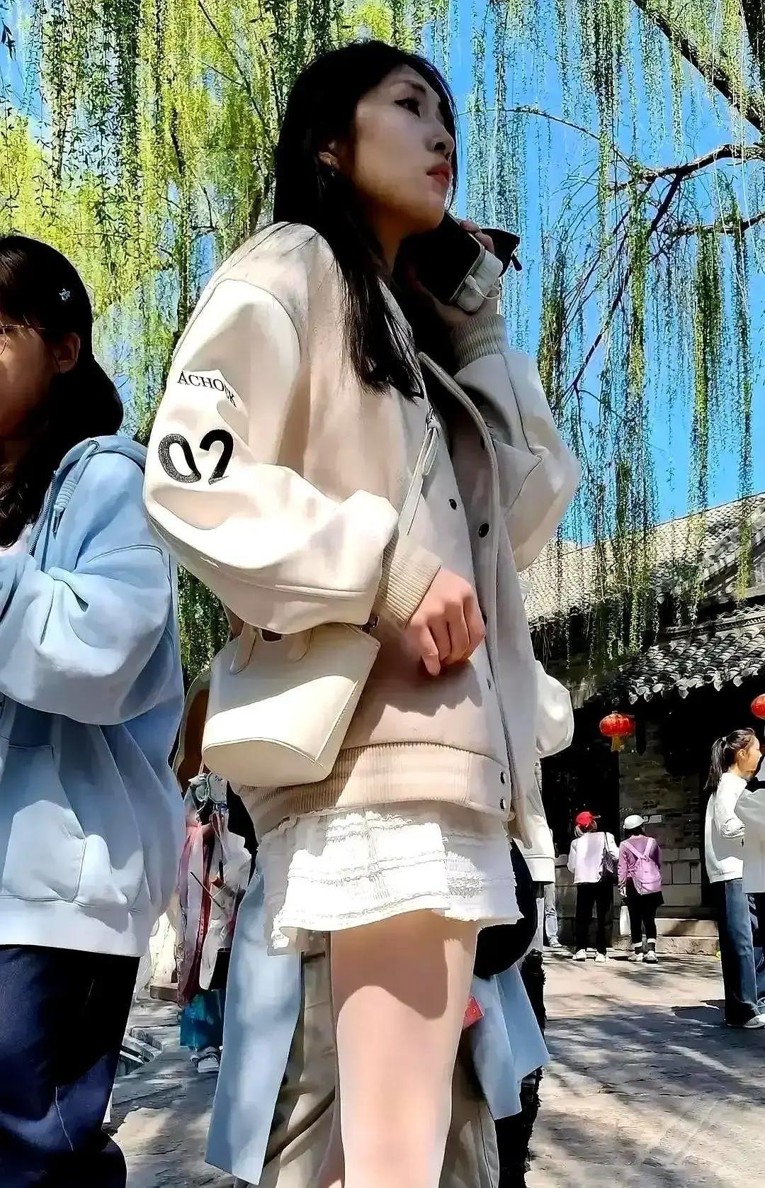 义乌老板在光腿神器脚踝缝了块小布条，印着“这是打底裤”我刷到视频直接笑出声，第二