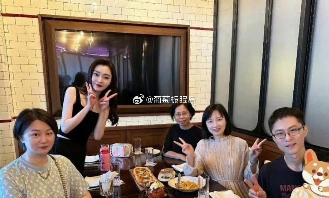 宋轶与哥哥一家人家庭聚餐合照，原来明星都这样，脱落了美颜、妆造滤镜，还是普通人一个​