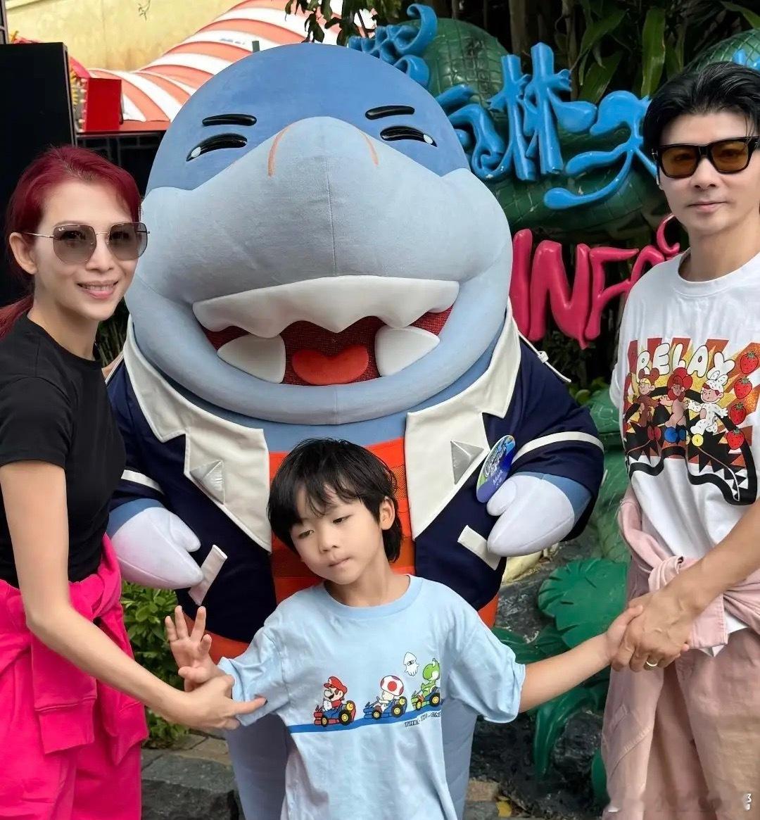 蔡少芬张晋为6岁儿子庆生，俩女儿像双胞胎，一家五口共用一张脸！