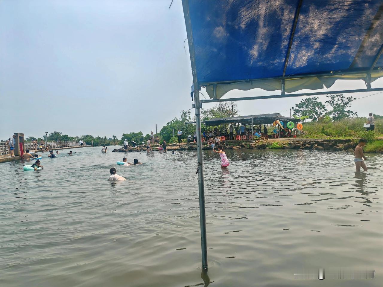 这就是海口规模最大的冷泉吗？站在水边咋感觉水那么脏，一脚下去泛起一滩黑水。不过，