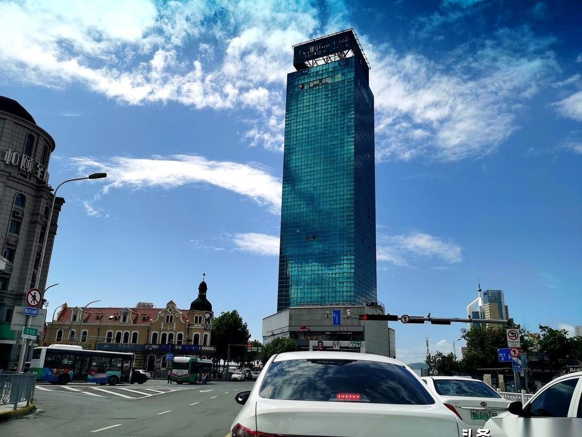 为了一句“出站即是大海”，网上吵得不可开交。有人说，好几个城市都行啊，有啥稀奇