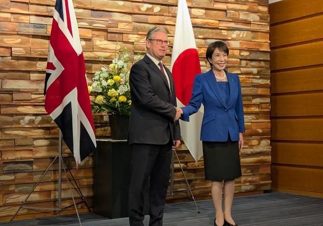 1月31晚上，斯塔默到达日本后，与高市早苗仓促会面，会谈时间只有20分钟。高市早