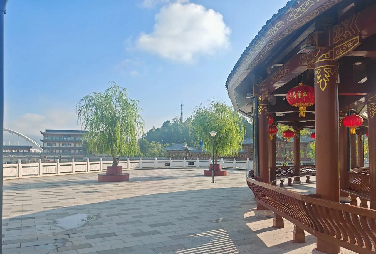 在单位里，必须谨言慎行，不能口无遮拦想啥说啥，很多人在这方面吃了亏。说者