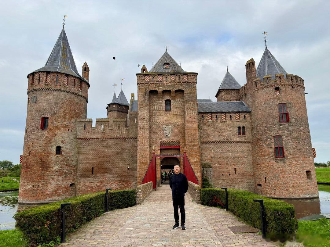 穆登城堡，荷兰最古老的水城堡。穆登城堡（Muiderslot）是荷兰最著名的古城