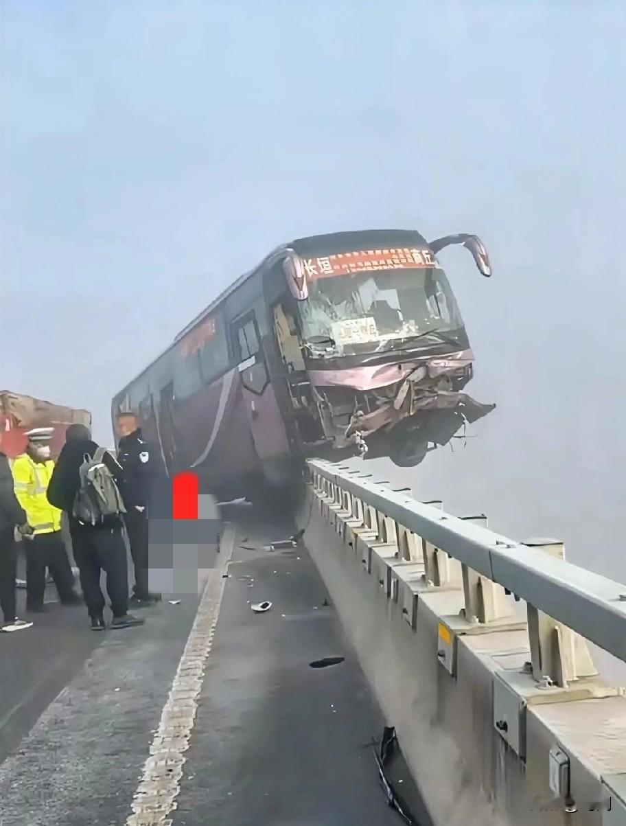 长途大巴撞上护栏险坠桥！下面就是涛涛黄河水…………！11月2日，大巴车老板“