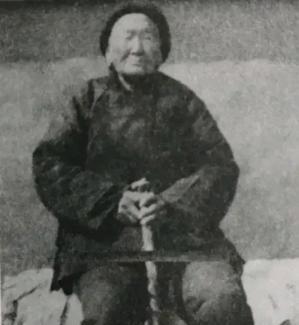 1941年的一个晚上，一位老妇人静静坐在昏暗的灯光下，心中藏着巨大的秘密。她请来