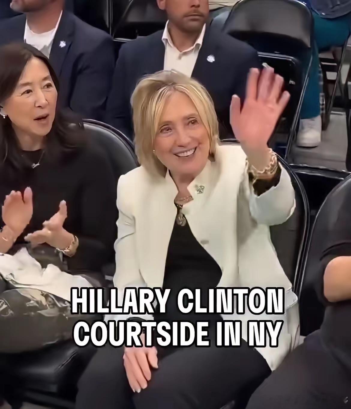 吴明华和蔡崇信离婚后首露面！和希拉里坐在一起，依旧气质卓然。