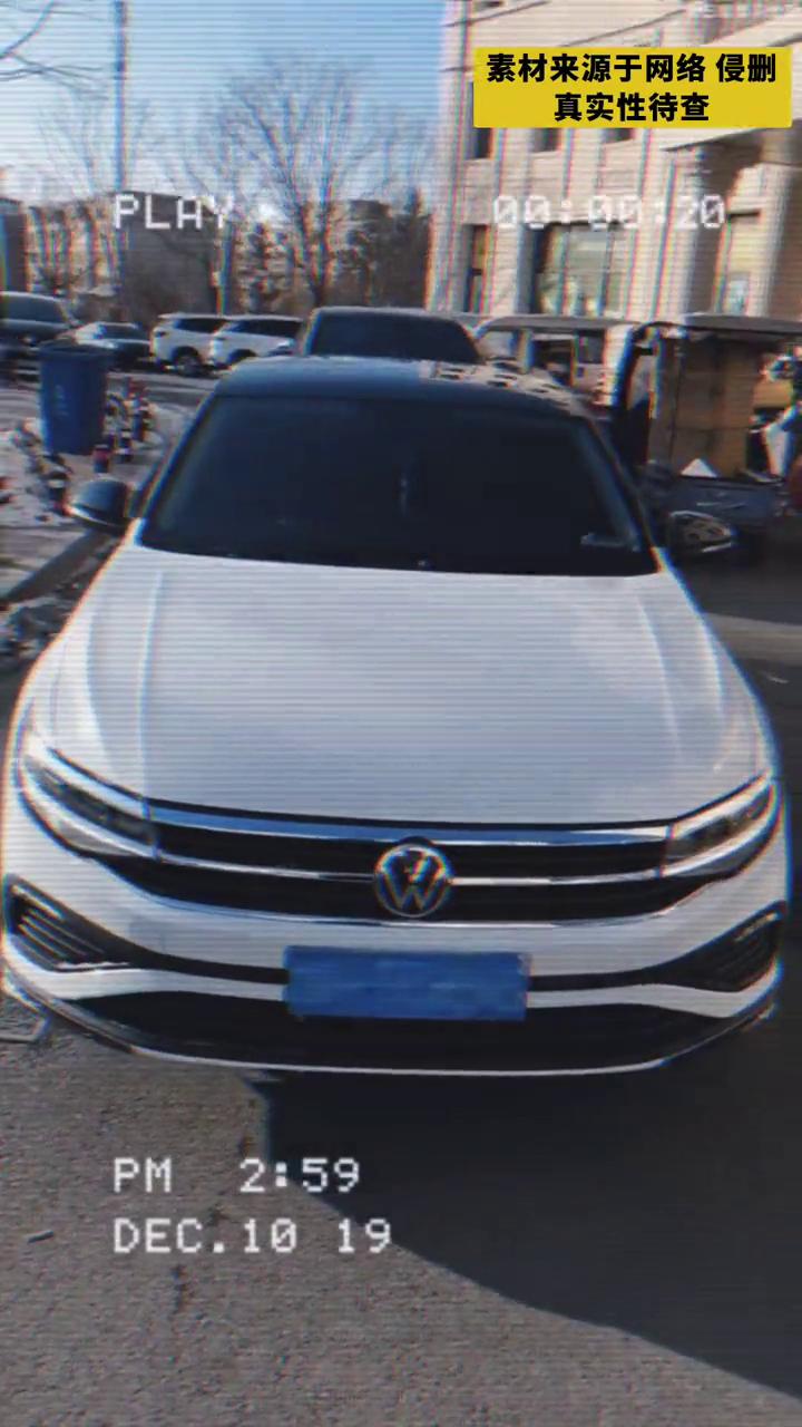 看到没这个人，军牌照这有车位不停，这车位露脸了，车位不停，然后去取快递，按喇叭告