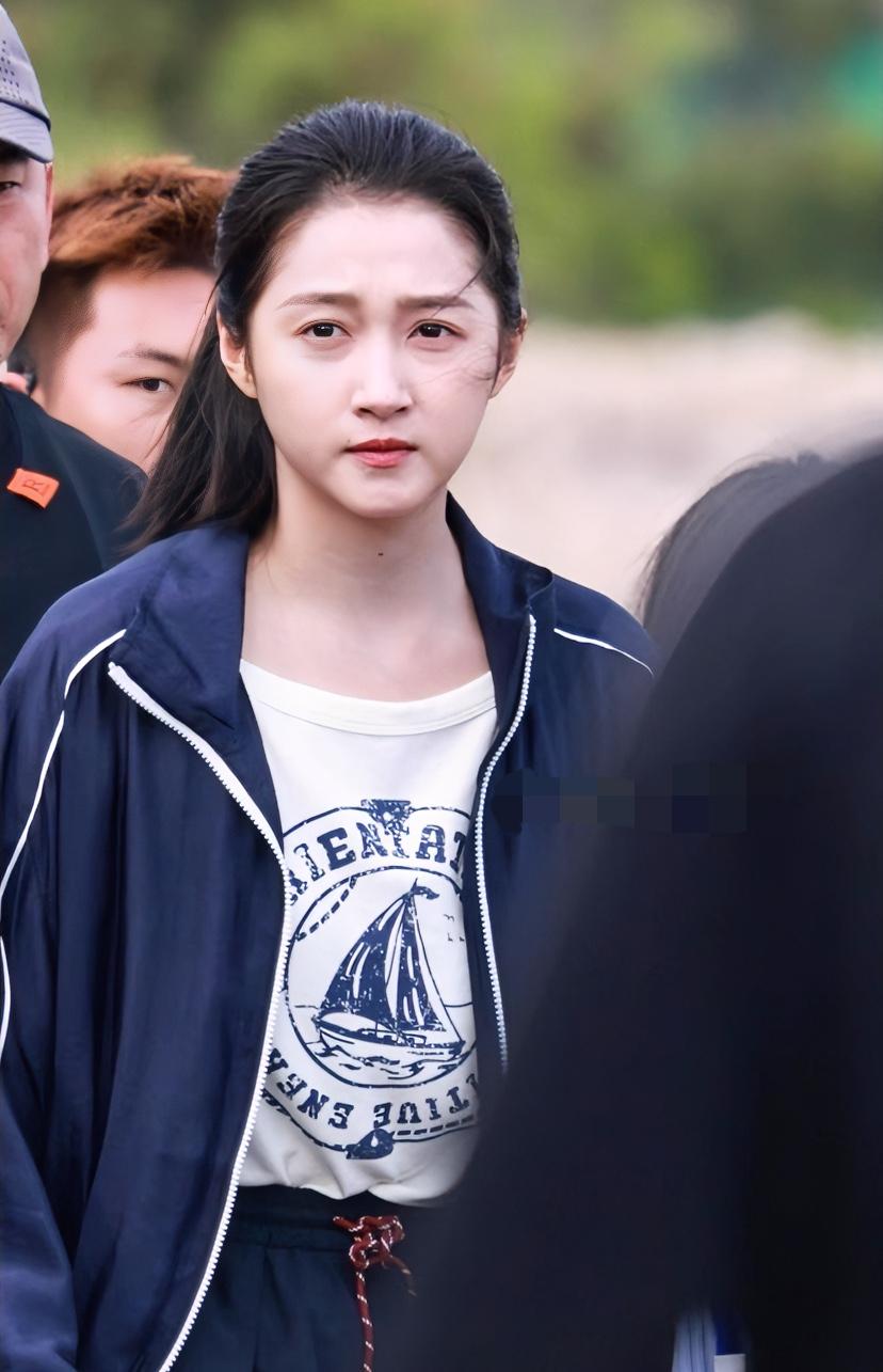关晓彤今年才28，怎么突然看起来这么老相了？以前觉得这姑娘是“小孩”脸，可现在