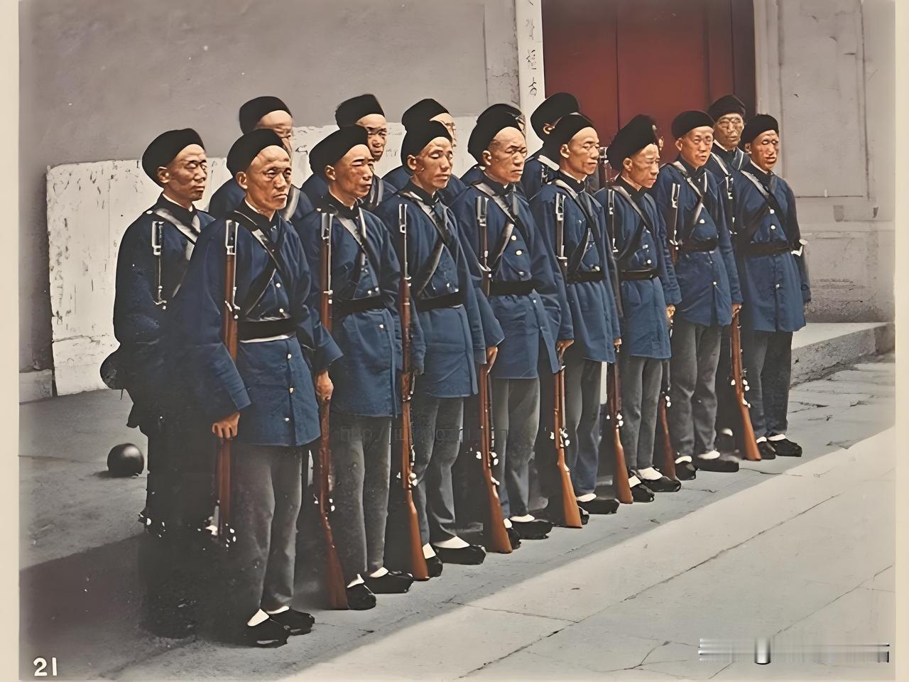 这张老照片，里头站得整整齐齐的就是卫安勇啦。这卫安勇，其实就是当年欧洲人训练的