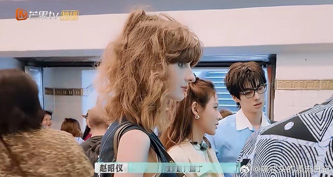 张予曦颜安把赵昭仪宠成小孩了瞧这宠妹画面多美好！赵昭仪脚疼站不住，张予曦和颜安
