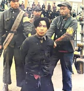 1951年1月30日，浙江江山县保安乡，万人公审大会。一个36岁的男人被五花大绑
