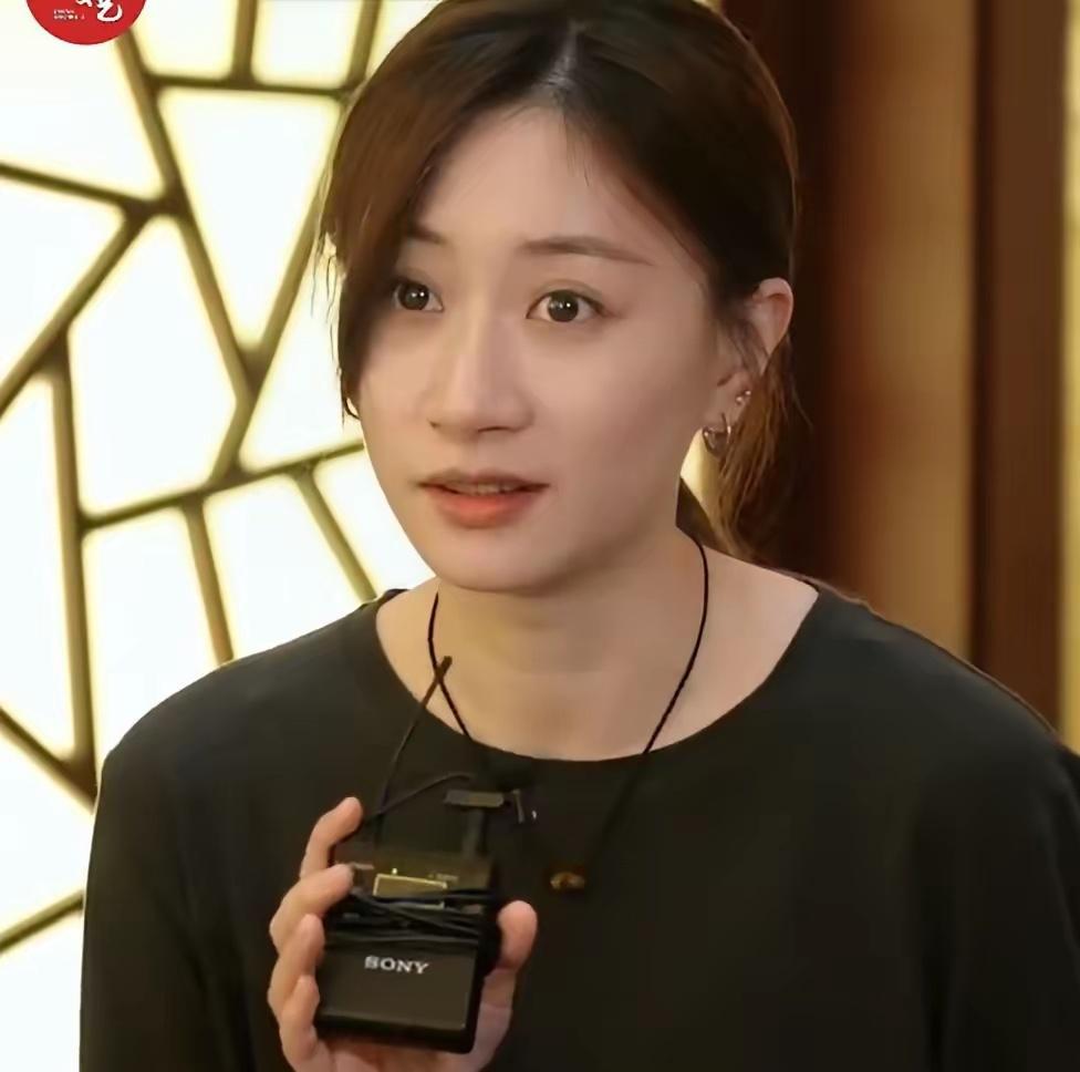 网友还是太调皮，知道文章的新女友凤莉之后，开始拿凤莉跟姚笛相比较了。​要比，不应