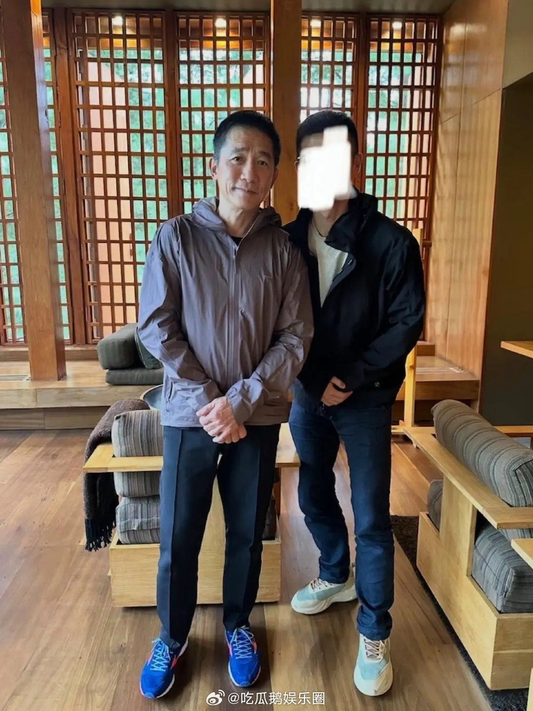 梁朝伟和刘嘉玲在不丹会见佛教大师宗萨钦哲仁波切，他看起来苍老了好多，身材消瘦，现