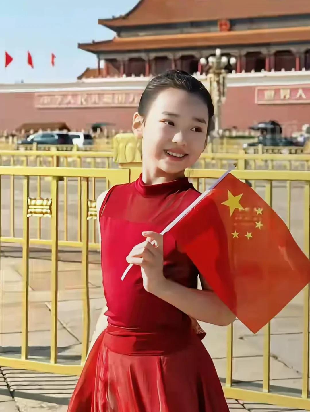 又是骗人生女儿系列，真想问问董璇是拜的什么菩萨才生出小酒窝这样的女儿的，旁人只有