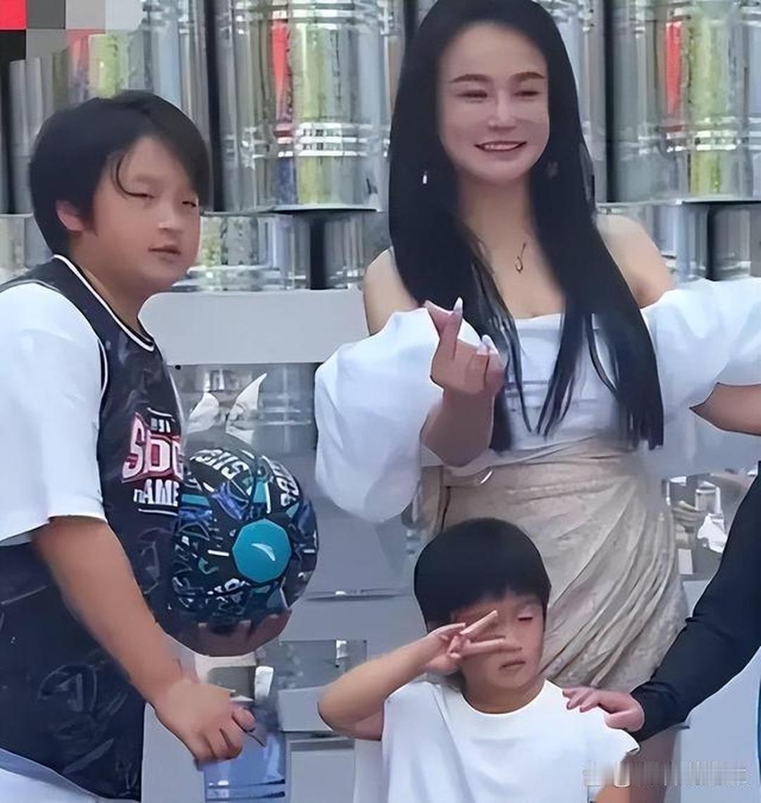 冉莹颖去孩子学校穿成这样，邹市明劝了多少次都没用！
