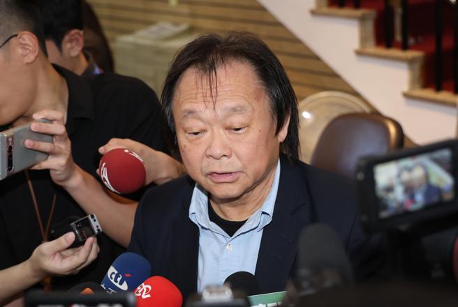 王世坚谈柯建铭王世坚今天证实，他已拿到并完成署名要柯建铭辞去总召的连署书。他
