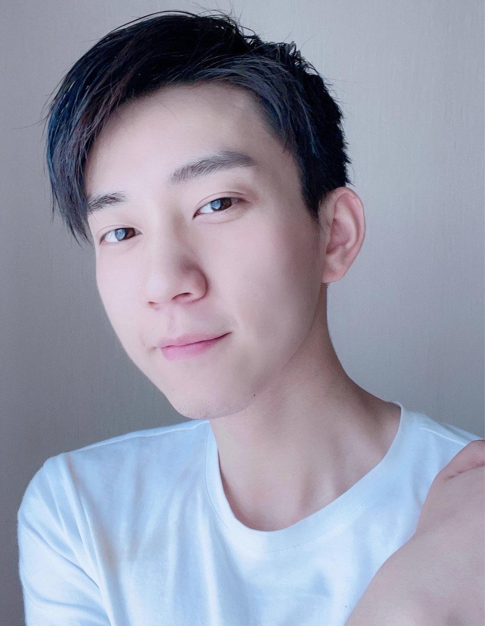 戒烟式抽烟，道歉式敷衍。商务车里那口烟，不是尼古丁，是淬了火的傲慢。一个移动