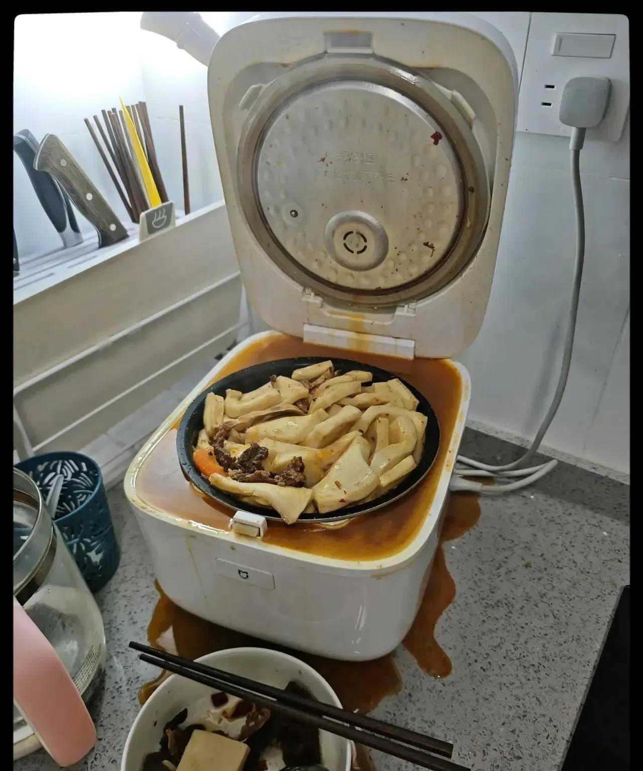 事实证明，电饭锅不合适煮火锅啊。