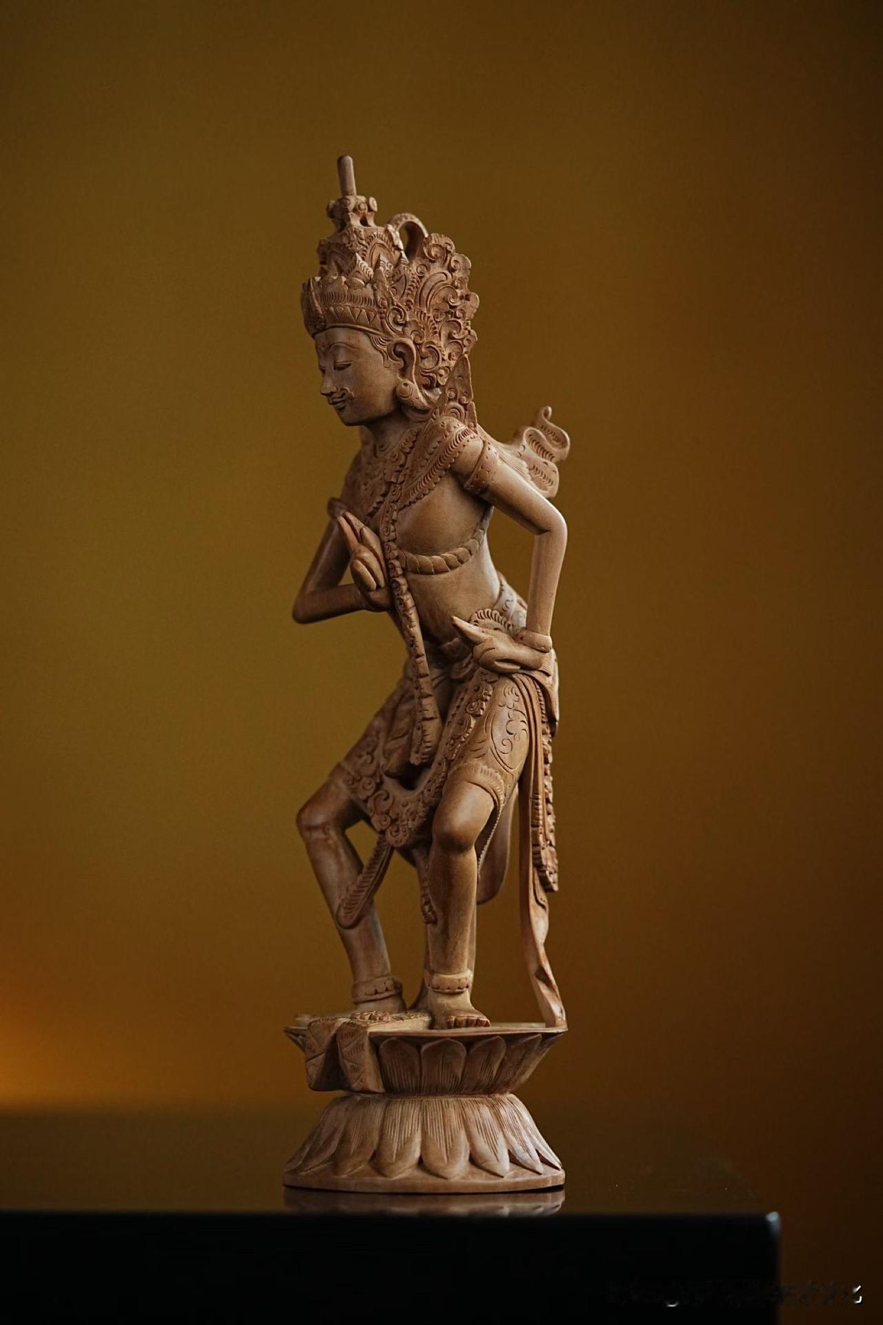 老山檀香｜金刚亥母有些造像，不是静的，是“在动”的。这尊亥母，一足踏莲，