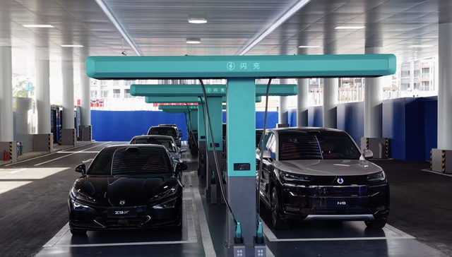 比亚迪闪充站被质疑会亏电？工程师：怕什么，加几个储能柜不就完了？最近比亚迪闪充