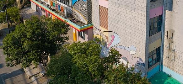 小区里的幼儿园，三年之前就改成了养老院。一个很小型的养老院。小区里有两所幼儿