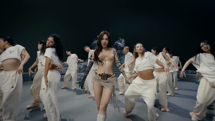 王霏霏子弹胸甲王霏霏的时尚哲学：柔能克刚，刚亦护柔。子弹胸甲赋予造型锋利轮廓，