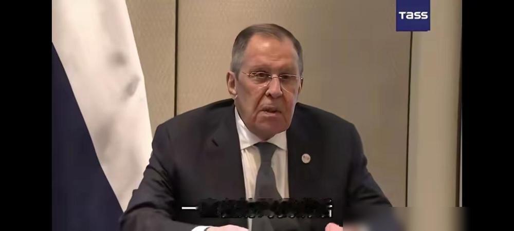 拉夫罗夫气疯了，讲话多次被印度记者打断。这可是金砖国家外长会的全球直播发布会