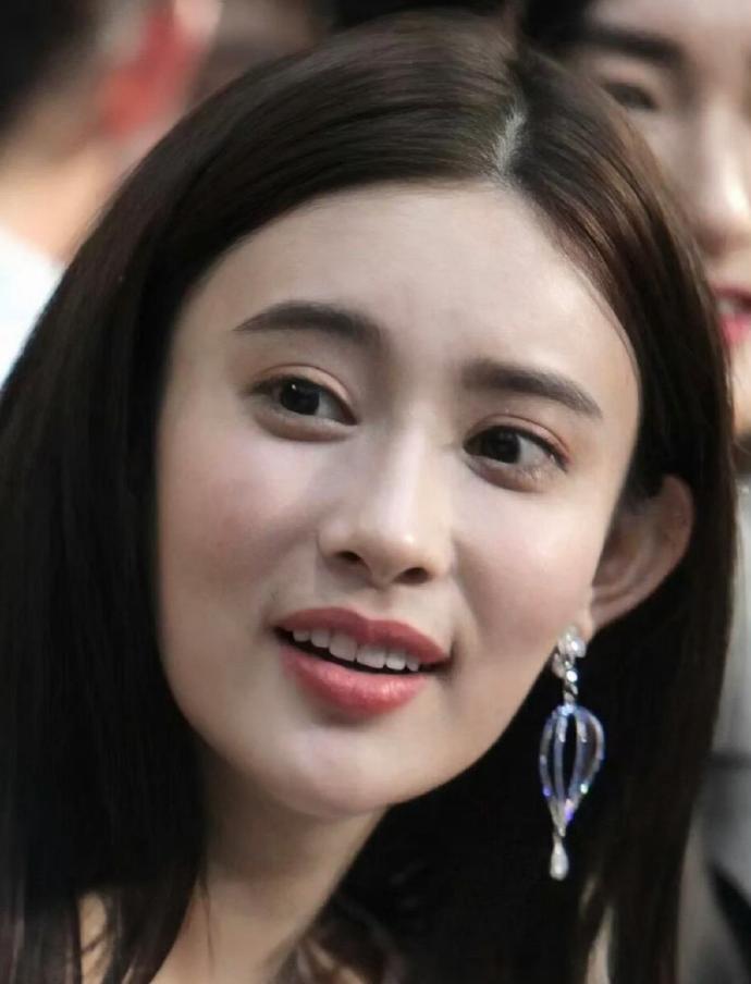 孟子义早期这颜值太绝了，那妈生白皮更是让人羡慕，仿佛自带柔光滤镜，清新自然超吸睛