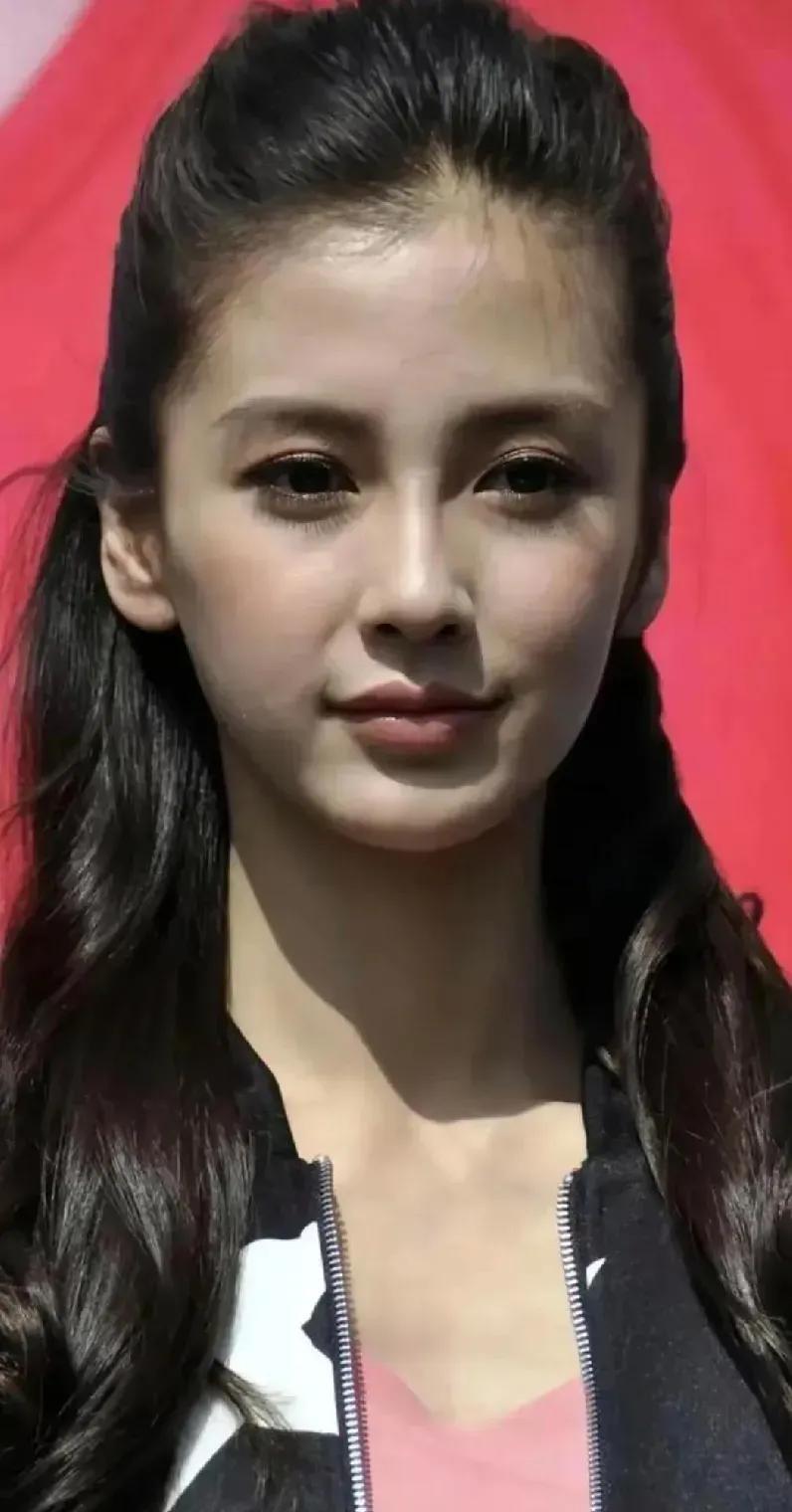 杨颖素颜依然那么漂亮，好可爱的一张脸，杨颖的性格感觉挺好的，乌黑靓丽的大卷发，高