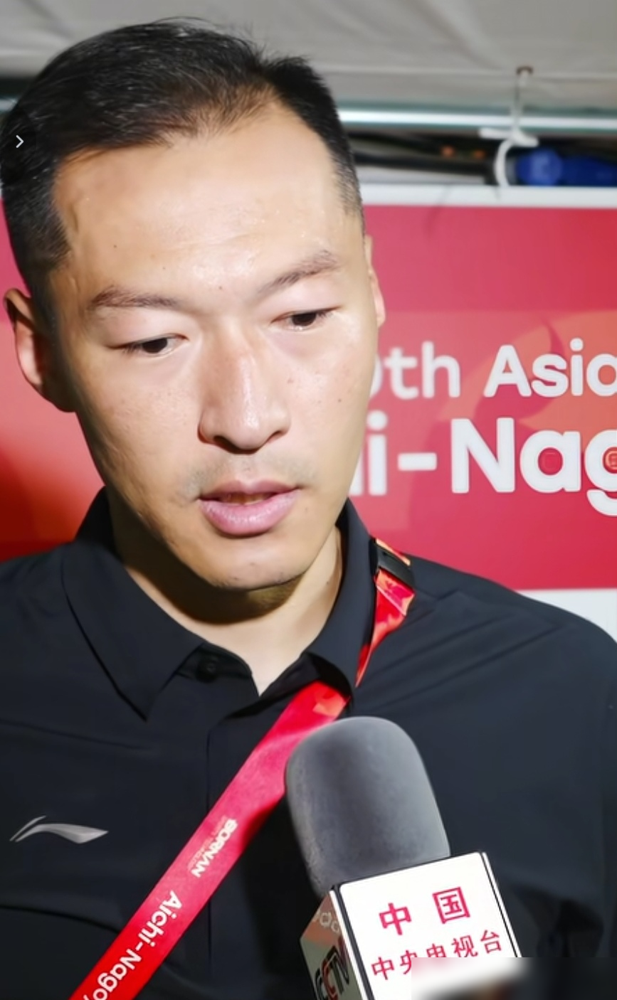 37岁老将一脚踹飞了战术板，球却轻飘飘进了死角。吴曦赛后捂着嘴说的第一句话：那球我没踢正部位。亚运首