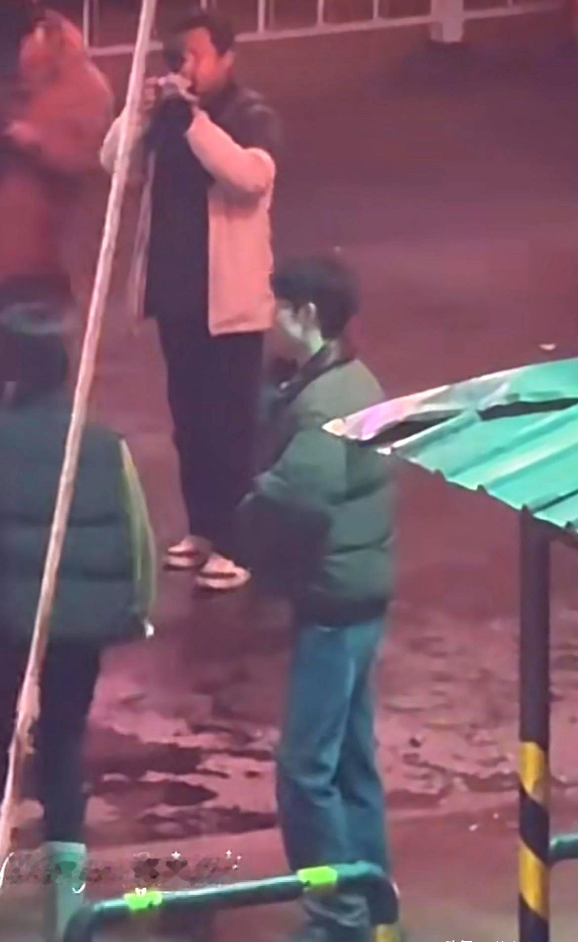 暴瘦18斤，零下雪地硬扛，肖战这次玩真的。锦州零下十几度的天，风刮在脸上像