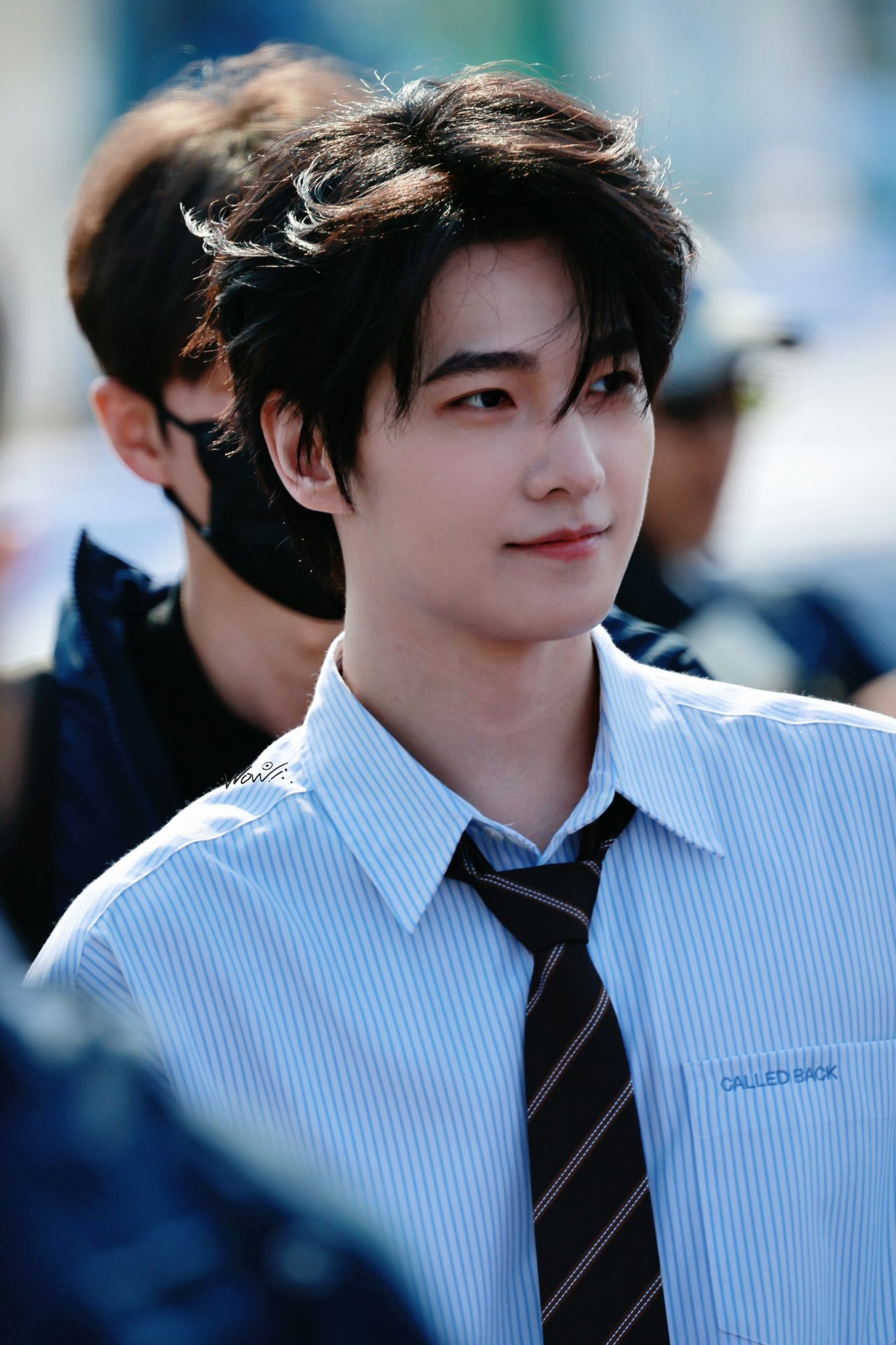 杨洋脸圆润了一圈。