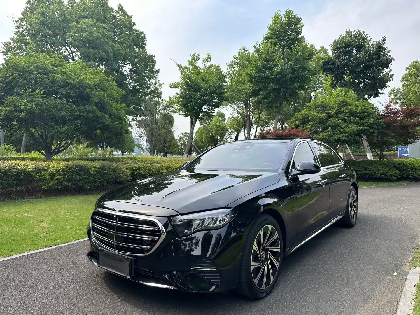 奔驰E300L豪华版开了一年折多少比较合适，很大程度取决于现在新车的优惠力度，以
