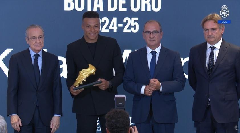 生涯首次获奖!姆巴佩领取24-25赛季欧洲金靴,皇马全队到场支持足球姆巴佩10