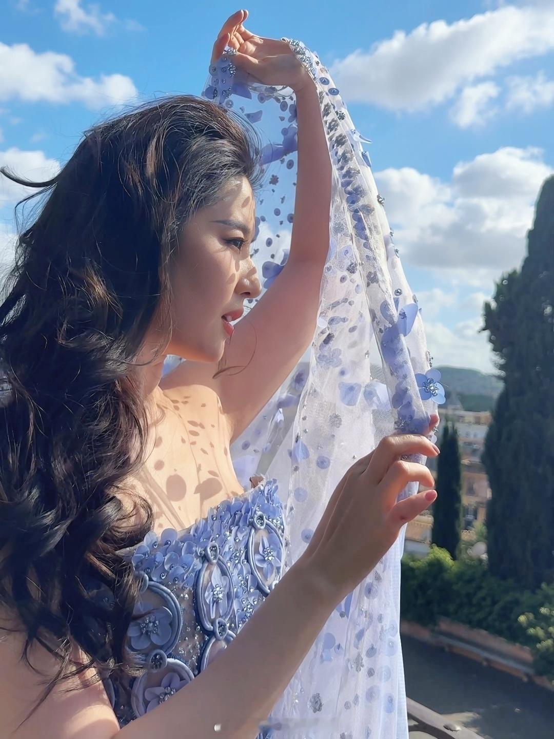 偶遇素颜的刘亦菲从小美到大的刘亦菲，天生丽质太美了🍇