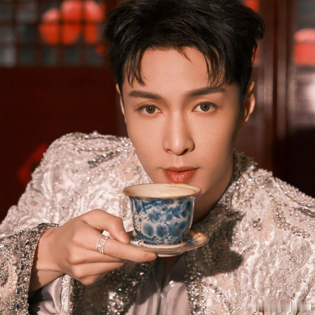 阿星就是特别，能把端茶盏拍出刚漱完口的样子