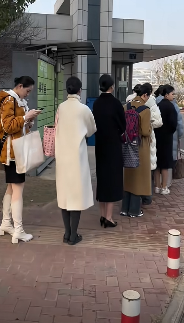 她们到底冷还是热，上身棉服下身短裙