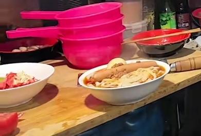 典型的山西大同的刀削面，加香肠加卤蛋。这种刀削面我曾经在大同连续不间断吃了一个多