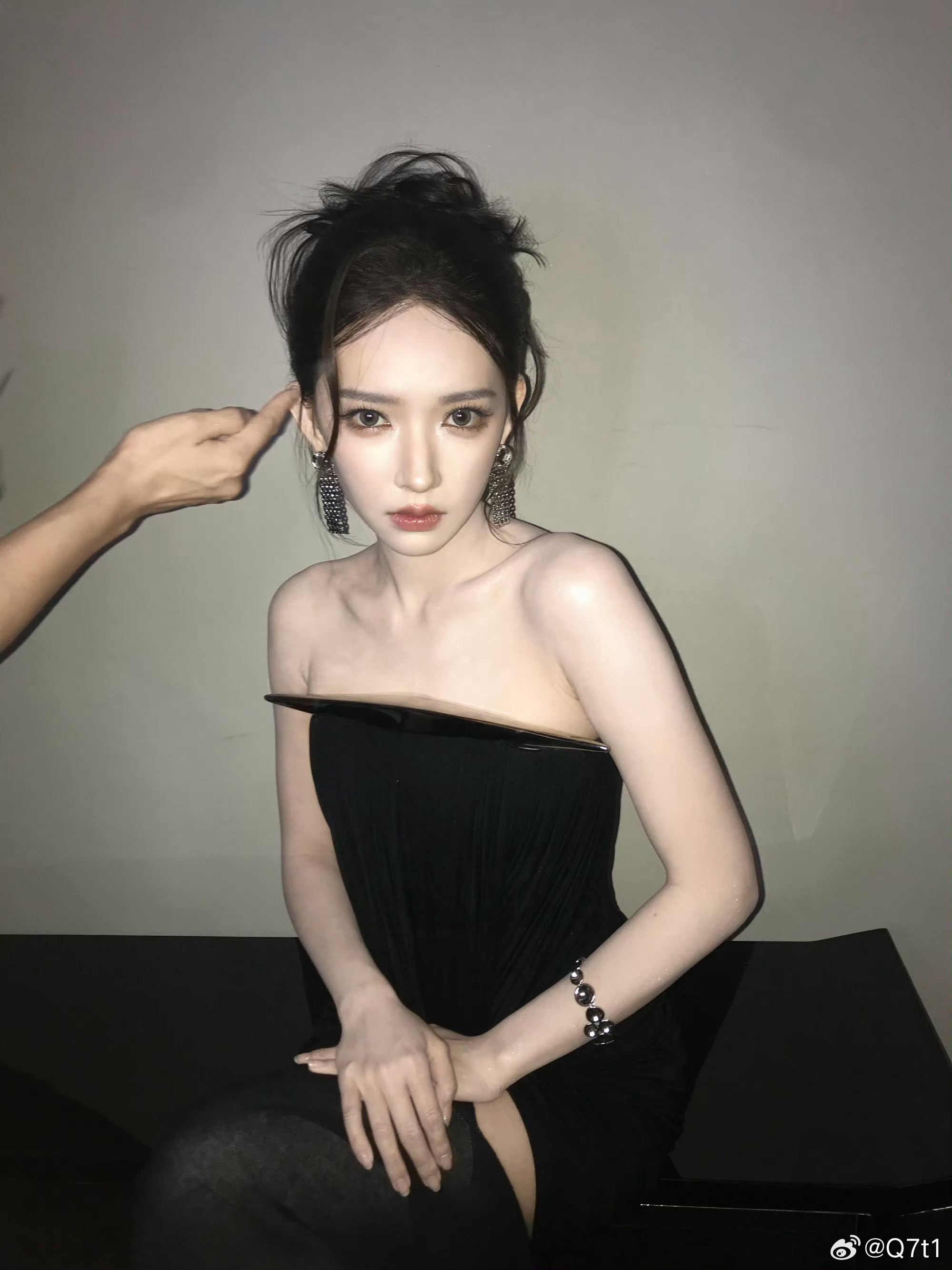 程潇黑裙好美为什么会这么好看，我想不明白，我的所有脑细胞加在一起复想一万亿年也无